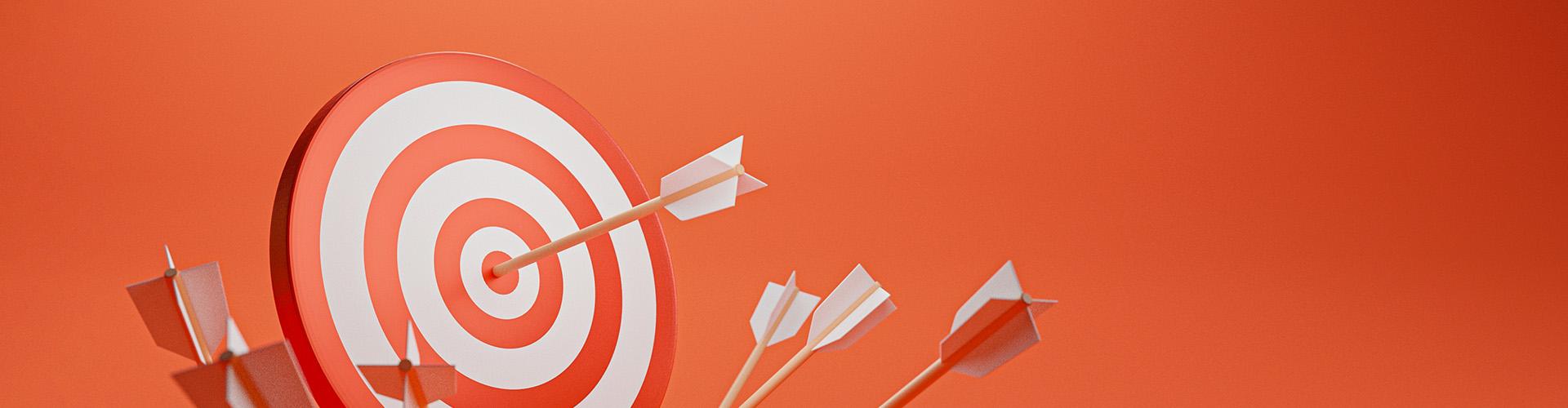 Une cible avec une flèche en son centre et cinq autres flèches plantées dans le sol pour la page des outils Citefid.