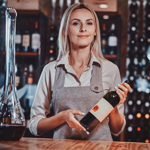 Cadre d'un femme dans une cave à vin.